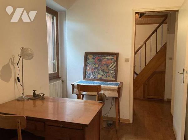 Située dans village en Dordogne (24) entre SARLAT et SOUILLAC (Lot-46) grande maison contempora...