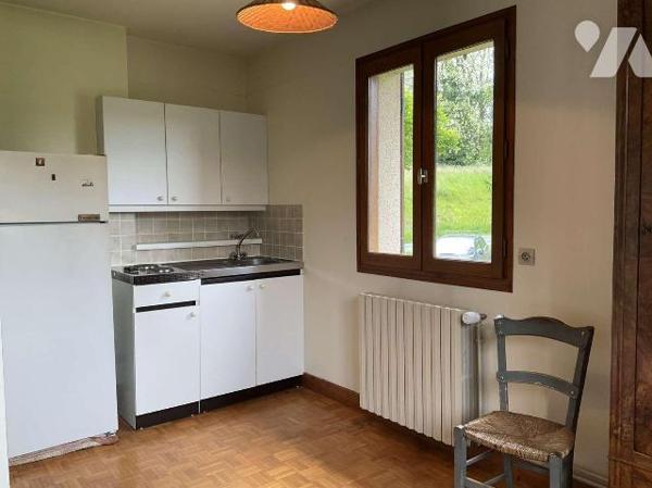 Située dans village en Dordogne (24) entre SARLAT et SOUILLAC (Lot-46) grande maison contempora...