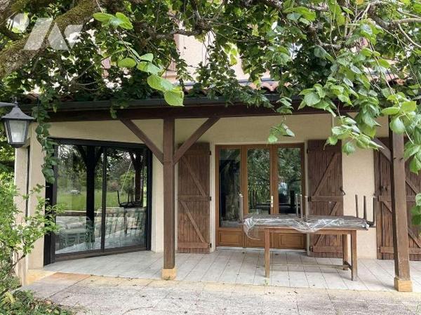 Située dans village en Dordogne (24) entre SARLAT et SOUILLAC (Lot-46) grande maison contempora...