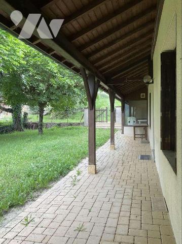 Située dans village en Dordogne (24) entre SARLAT et SOUILLAC (Lot-46) grande maison contempora...