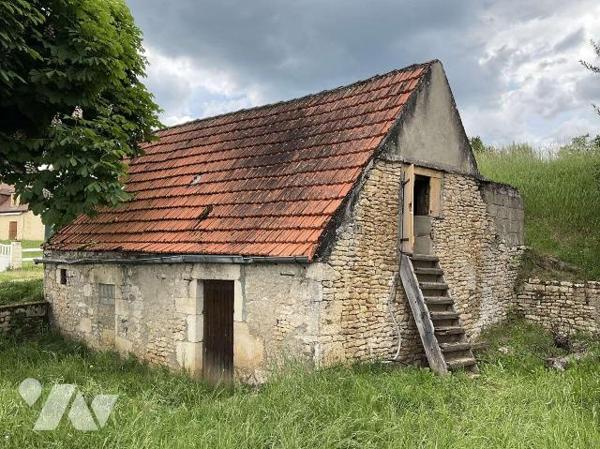 Située dans village en Dordogne (24) entre SARLAT et SOUILLAC (Lot-46) grande maison contempora...