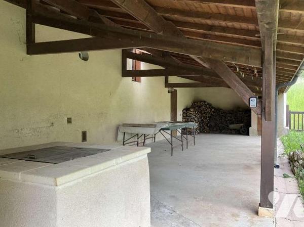 Située dans village en Dordogne (24) entre SARLAT et SOUILLAC (Lot-46) grande maison contempora...