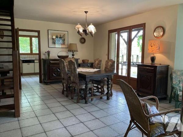 Située dans village en Dordogne (24) entre SARLAT et SOUILLAC (Lot-46) grande maison contempora...