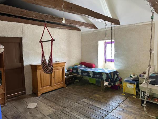 Authentique maison de hameau avec dépendances et vue dégagée