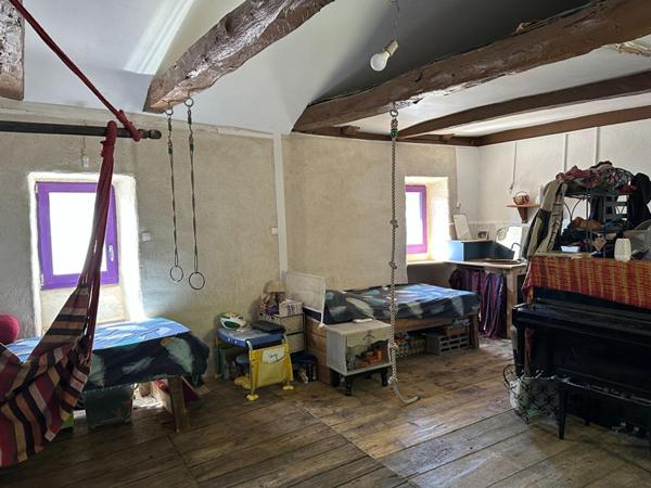 Authentique maison de hameau avec dépendances et vue dégagée