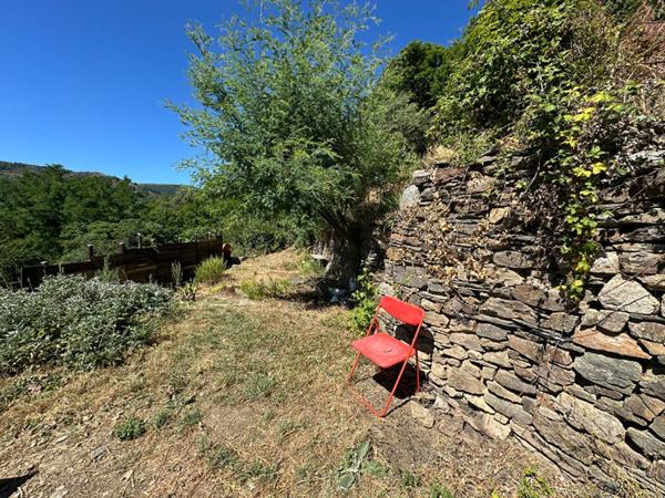 Authentique maison de hameau avec dépendances et vue dégagée