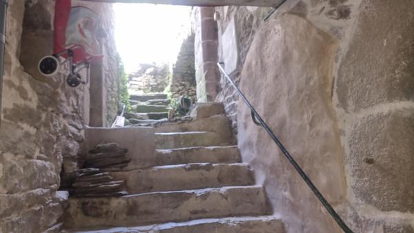 Authentique maison de hameau avec dépendances et vue dégagée