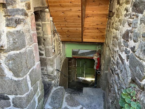 Authentique maison de hameau avec dépendances et vue dégagée