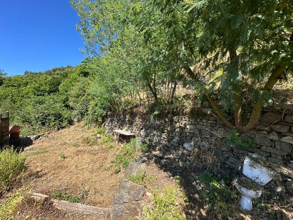 Authentique maison de hameau avec dépendances et vue dégagée
