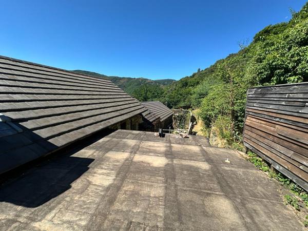 Authentique maison de hameau avec dépendances et vue dégagée
