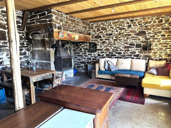 Authentique maison de hameau avec dépendances et vue dégagée