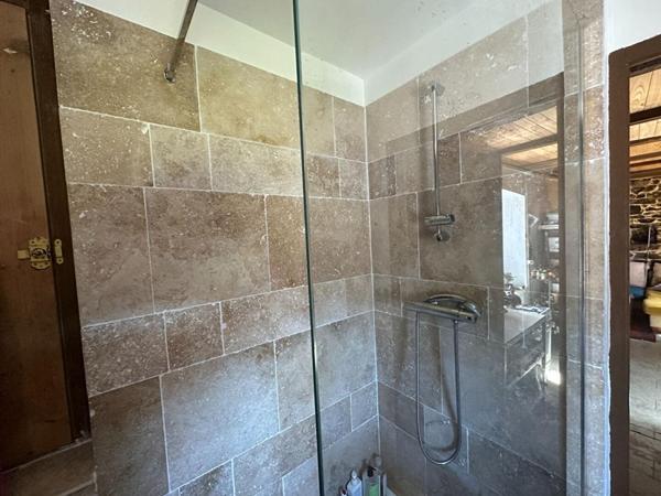 Authentique maison de hameau avec dépendances et vue dégagée