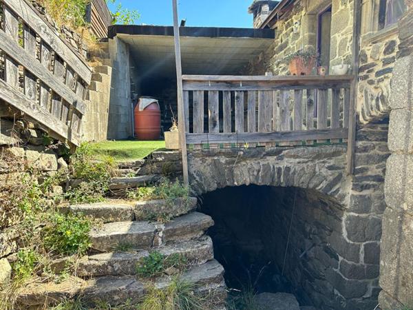 Authentique maison de hameau avec dépendances et vue dégagée