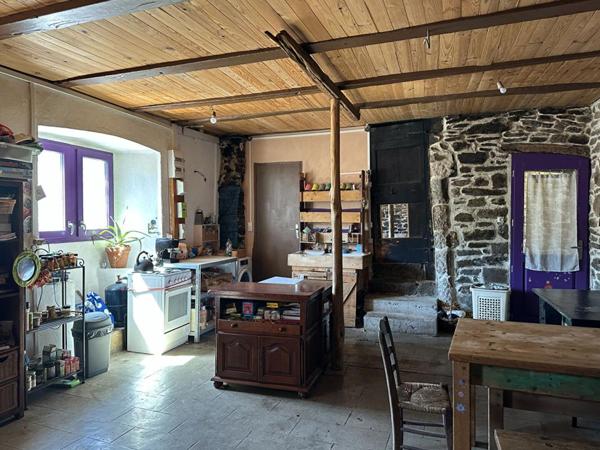 Authentique maison de hameau avec dépendances et vue dégagée