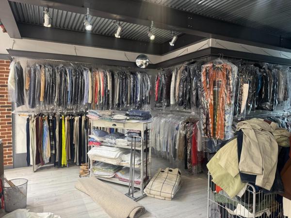 Pressing idéalement situé dans une ville dynamique.