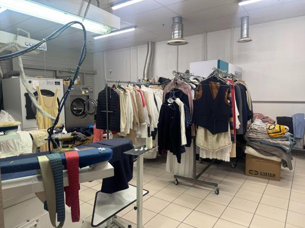 Pressing idéalement situé dans une ville dynamique.