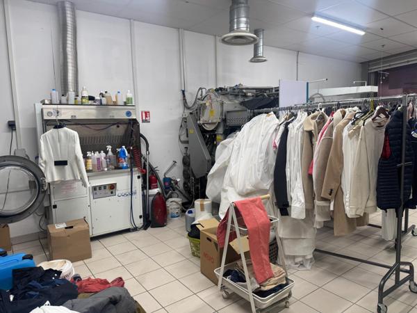 Pressing idéalement situé dans une ville dynamique.