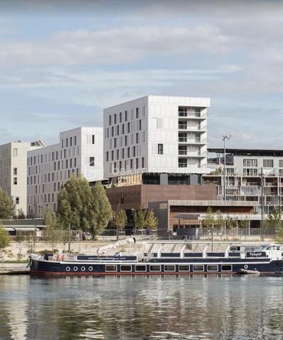 Dans une résidence étudiante de 2017, idéalement située dans le quartier Lyon-Confluence et directement intégrée au campus et implantée au dessus de plusieurs écoles d'arts (ESMA, CinéCréatis et ETPA), investissez dans ce T1 meublé d'environ 19m2, situé en étage. Sous contrat de bail commercial avec la société ARTEMISIA, ce bien vous générera un loyer garanti de 3.863€ HT par an, soit une rentabilité brute garantie de près de 5,36%. Vous souhaitez vous construire un patrimoine sécurisé et/ou créer un complément de revenu retraire garanti, alors ce bien est fait pour vous. Statut LMNP avec amortissement possible. Photos d'un bien type. A NE PAS LAISSER PASSER !!!