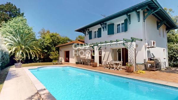 Villa de 184 m² située dans un quartier calme et huppé de Biarritz.