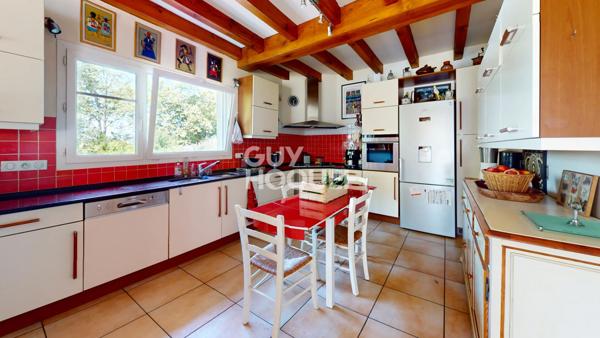 Villa de 184 m² située dans un quartier calme et huppé de Biarritz.