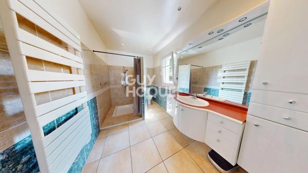 Villa de 184 m² située dans un quartier calme et huppé de Biarritz.