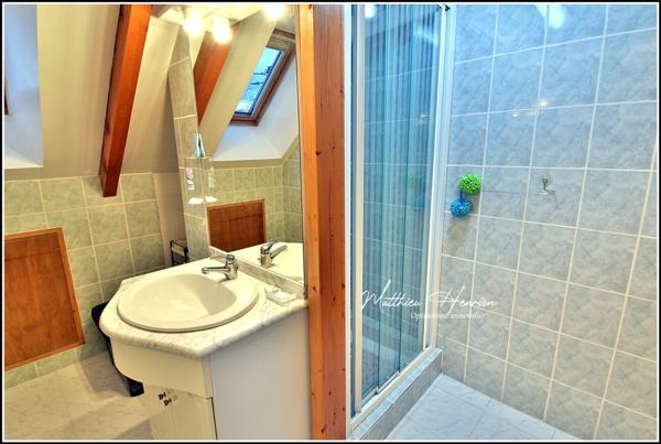 Maison familiale de 142 m² avec 4 chambres et sous-sol total, DPE D