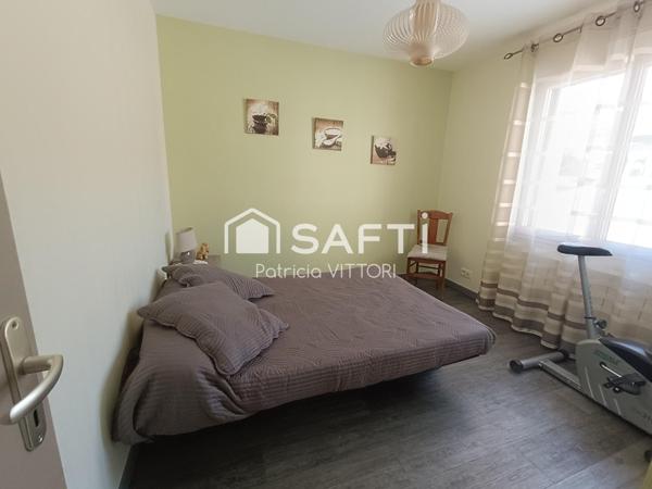 Maison contemporaine de plain-pied, 3 chambres, garage et garage camping-car