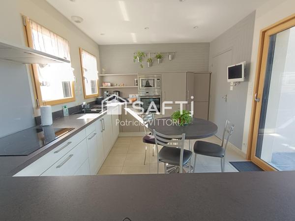 Maison contemporaine de plain-pied, 3 chambres, garage et garage camping-car
