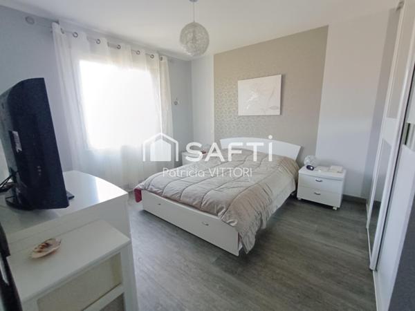Maison contemporaine de plain-pied, 3 chambres, garage et garage camping-car