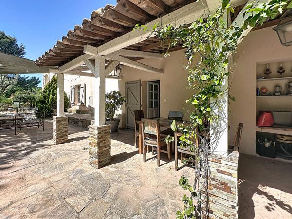 Maison de maître d'exception à vendre à Hyères - 8 pièces, piscine sur 12 000m2
