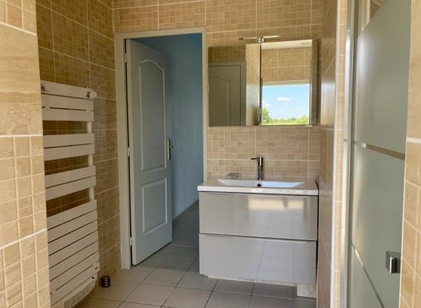 Maison de plain-pied avec piscine