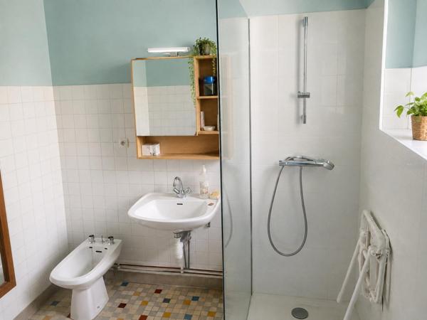 Laissez-vous séduire par le charme et le calme de cette maison.