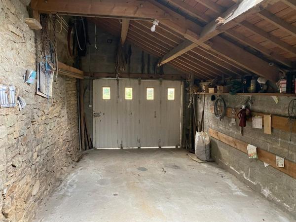 Laissez-vous séduire par le charme et le calme de cette maison.