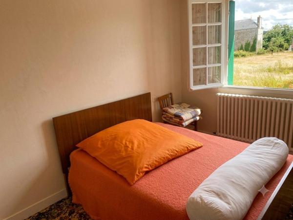 Laissez-vous séduire par le charme et le calme de cette maison.