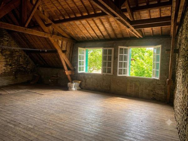 Laissez-vous séduire par le charme et le calme de cette maison.