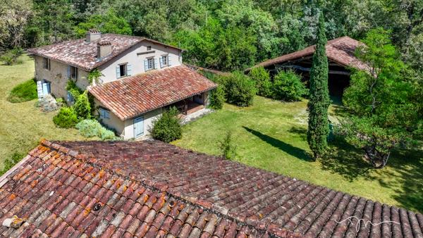 Charmante maison de campagne et ses dépendances