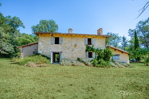 Charmante maison de campagne et ses dépendances