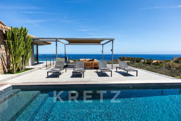 Villa d’exception entre pierre et bois avec piscine et vue mer
