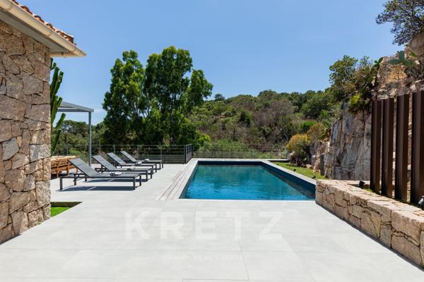 Villa d’exception entre pierre et bois avec piscine et vue mer