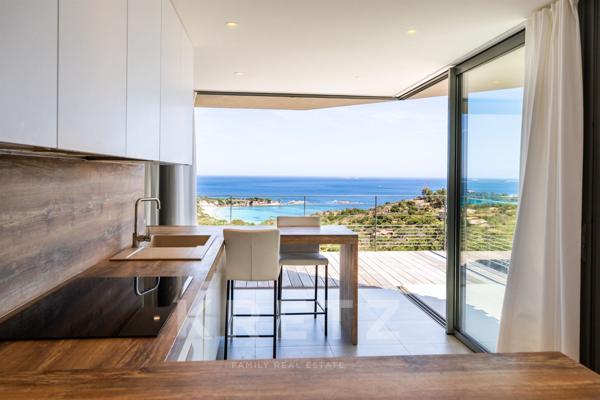 Villa d’exception entre pierre et bois avec piscine et vue mer