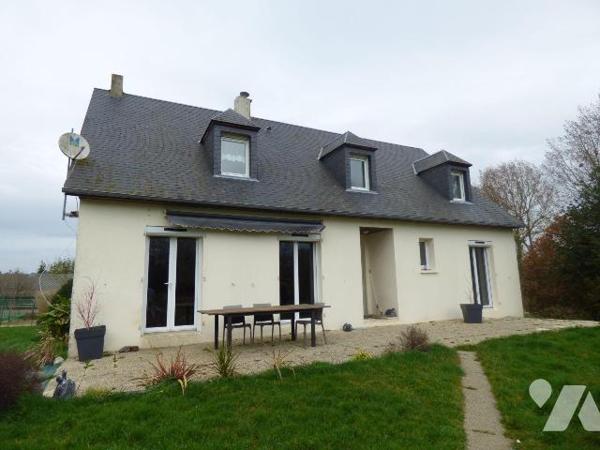 Maison en parpaings sous ardoises, comprenant :
Au sous-sol : garage, chaufferie, buanderie
A...