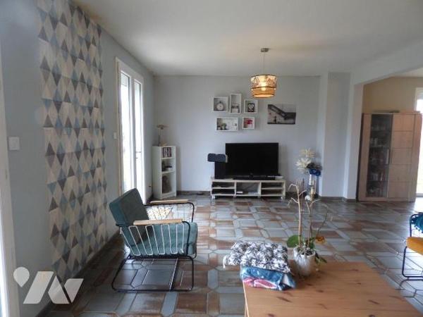 Maison en parpaings sous ardoises, comprenant :
Au sous-sol : garage, chaufferie, buanderie
A...