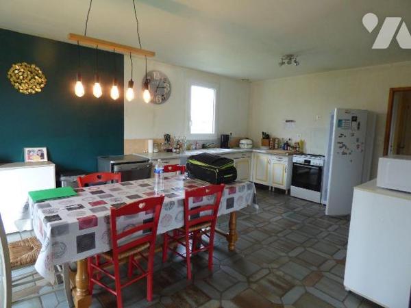 Maison en parpaings sous ardoises, comprenant :
Au sous-sol : garage, chaufferie, buanderie
A...