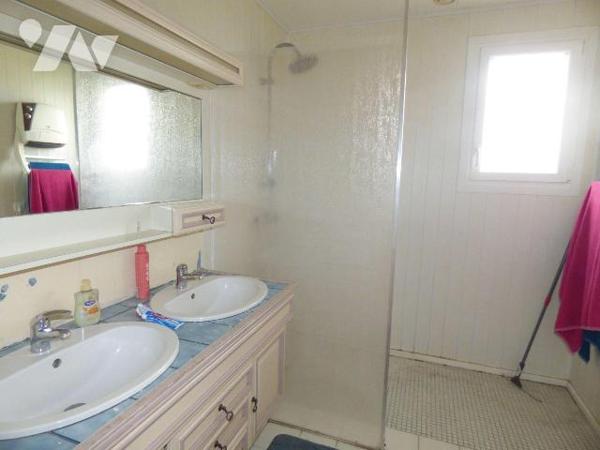 Maison en parpaings sous ardoises, comprenant :
Au sous-sol : garage, chaufferie, buanderie
A...