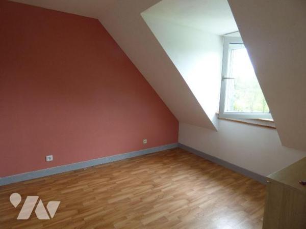 Maison en parpaings sous ardoises, comprenant :
Au sous-sol : garage, chaufferie, buanderie
A...