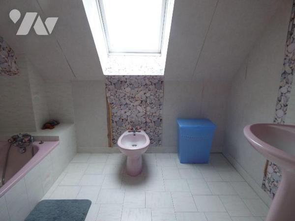 Maison en parpaings sous ardoises, comprenant :
Au sous-sol : garage, chaufferie, buanderie
A...