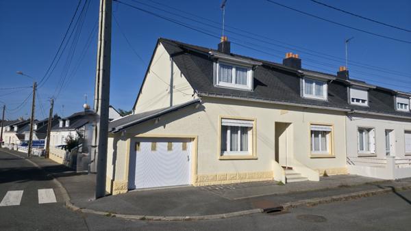 Maison 3 chambres avec vie de plain-pied, jardin, et garage dans le bourg de DONGES !