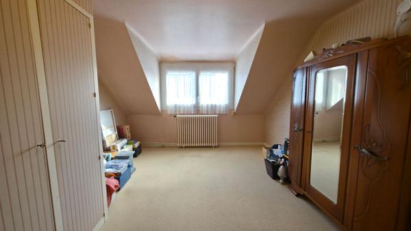 Maison 3 chambres avec vie de plain-pied, jardin, et garage dans le bourg de DONGES !