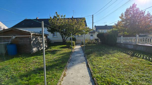 Maison 3 chambres avec vie de plain-pied, jardin, et garage dans le bourg de DONGES !