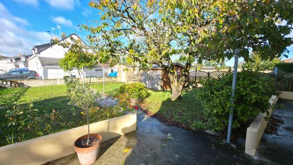 Maison 3 chambres avec vie de plain-pied, jardin, et garage dans le bourg de DONGES !